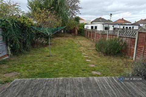3 bedroom semi-detached house to rent, Birch Grove, Welling, DA16