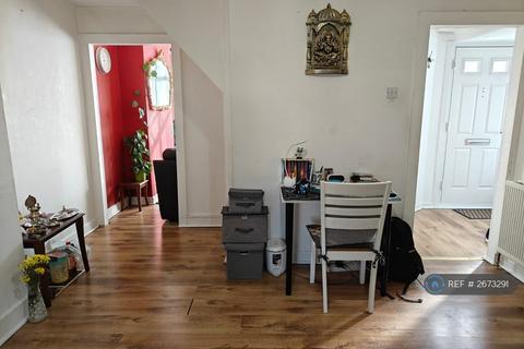 3 bedroom semi-detached house to rent, Birch Grove, Welling, DA16
