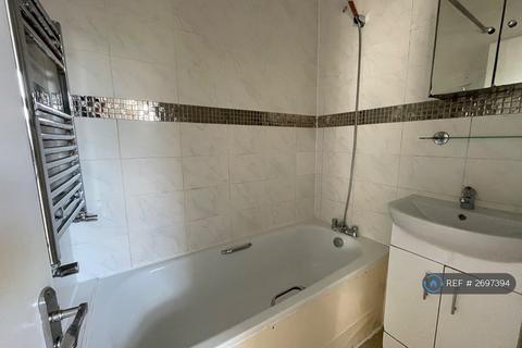 3 bedroom flat to rent, Stanley Road, London, E12