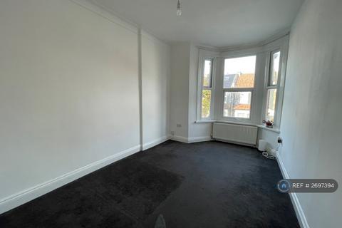 3 bedroom flat to rent, Stanley Road, London, E12