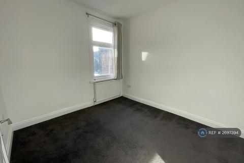 3 bedroom flat to rent, Stanley Road, London, E12