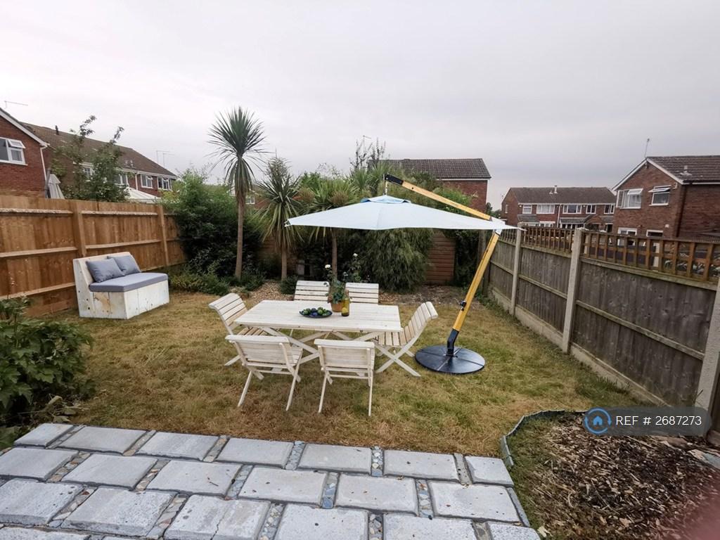 Private Garden With Patio & Lawn