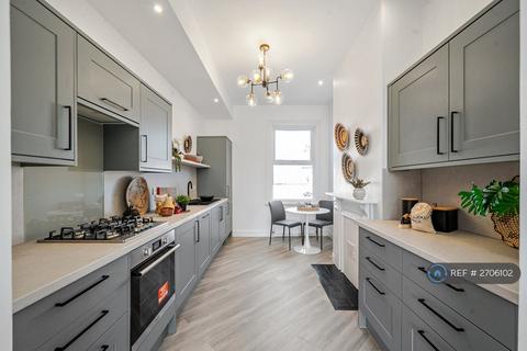 3 bedroom maisonette to rent, Hookstone Road, Harrogate, HG2