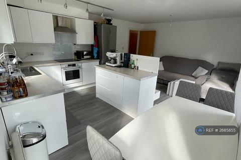 3 bedroom flat to rent, Central Court, Salford, M3
