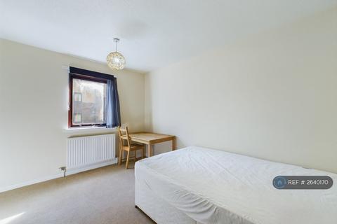 3 bedroom flat to rent, Sienna Gardens, Edinburgh, EH9