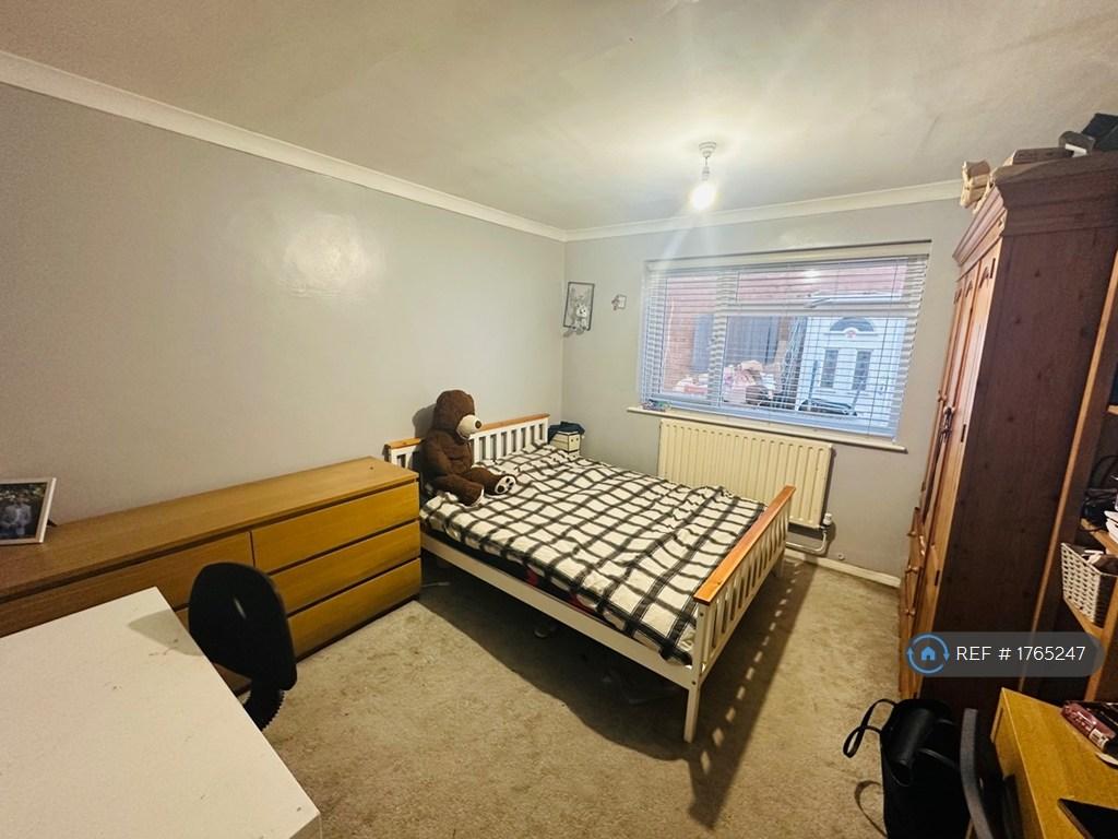 Room 2 Furnished King Size 3.6mx3.3m
