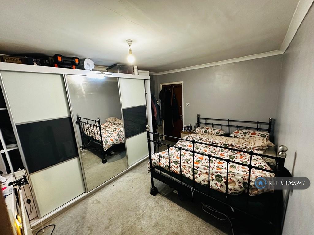 Bedroom 1 Furnished King Size 3.U6m x 3.0m