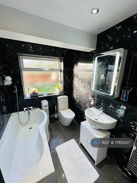 Bathroom 1 Wc & Tub