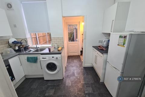 2 bedroom end of terrace house to rent, Auckland Close, Nottingham, NG7