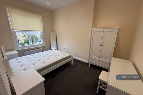 3 bedroom end of terrace house to rent, Eastern Road, Romford, RM1