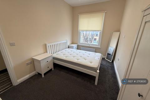 3 bedroom end of terrace house to rent, Eastern Road, Romford, RM1