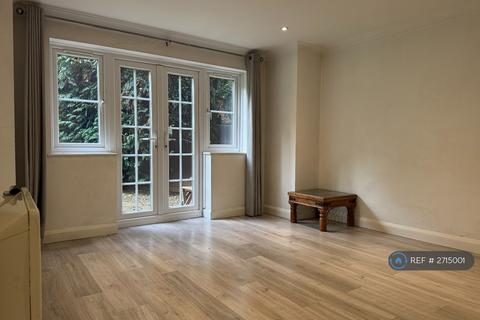 1 bedroom flat to rent, Gloucester Court, Denham, Uxbridge, UB9