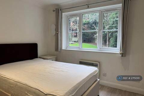 1 bedroom flat to rent, Gloucester Court, Denham, Uxbridge, UB9