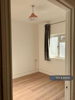 2 bedroom flat to rent, St. Andrew's Road, London, E17