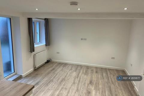 2 bedroom terraced house to rent, Bakers Close, Kent, ME20