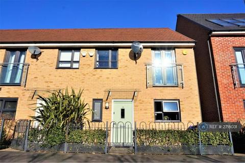 3 bedroom end of terrace house to rent, Hatton Gardens, Salford, M7