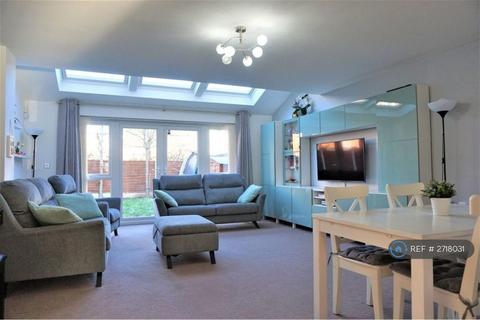 3 bedroom end of terrace house to rent, Hatton Gardens, Salford, M7