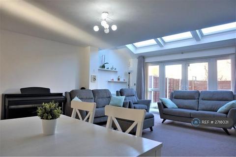 3 bedroom end of terrace house to rent, Hatton Gardens, Salford, M7