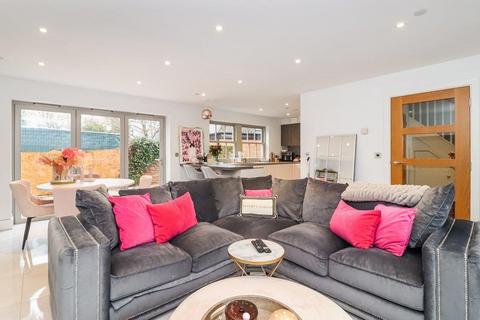 3 bedroom terraced house to rent, Windsor End, Beaconsfield, Buckinghamshire, HP9