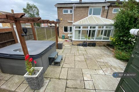 3 bedroom semi-detached house to rent, Bourne Avenue, Basildon, SS15