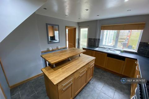 3 bedroom semi-detached house to rent, Bourne Avenue, Basildon, SS15
