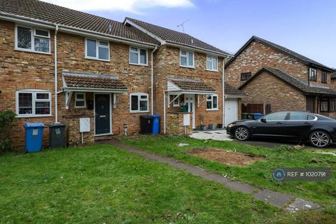 3 bedroom terraced house to rent, Wheelers Hill, Hook, RG27