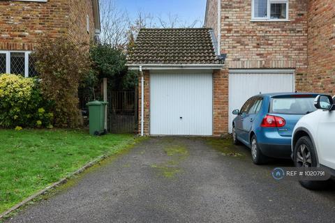3 bedroom terraced house to rent, Wheelers Hill, Hook, RG27