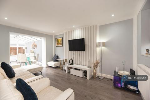 4 bedroom semi-detached house to rent, Nelson Close, Romford, RM7