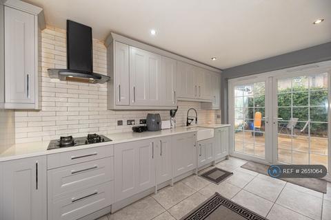 4 bedroom semi-detached house to rent, Nelson Close, Romford, RM7