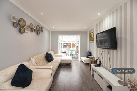 4 bedroom semi-detached house to rent, Nelson Close, Romford, RM7