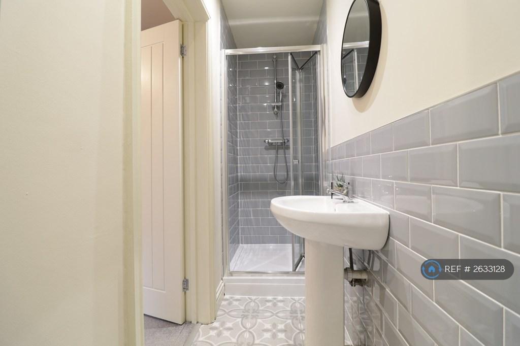 Ensuite 4 Room bathroom 1