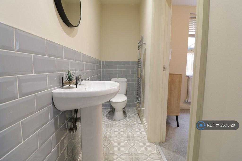 Ensuite 4 Room bathroom 2