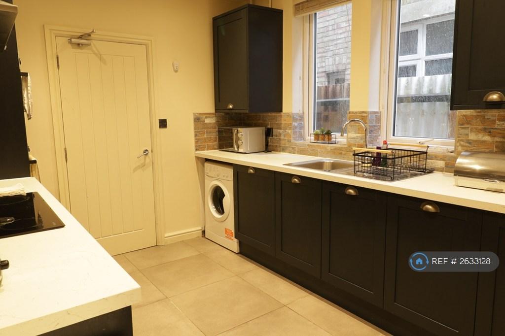 Ensuite Shared Kitchen 1