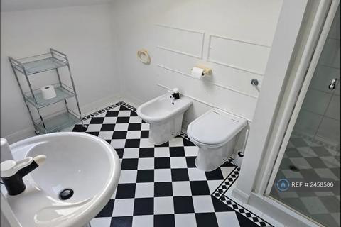 1 bedroom in a house share to rent, Oxford Gardens, London, W10