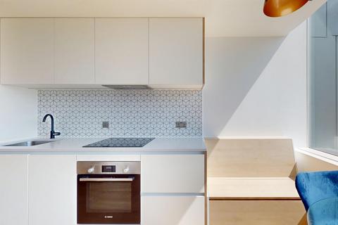 Studio to rent, Great West Road