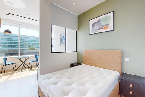 Studio to rent, Great West Road