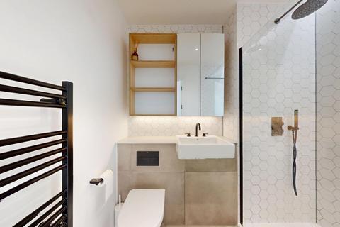 Studio to rent, Great West Road