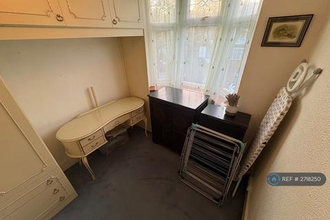 5 bedroom terraced house to rent, Princes Avenue, London, N13