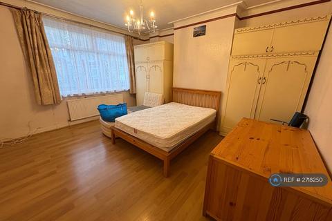 5 bedroom terraced house to rent, Princes Avenue, London, N13