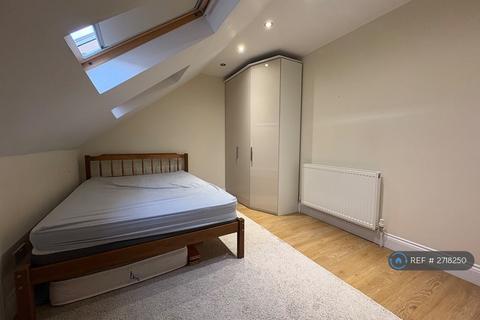 5 bedroom terraced house to rent, Princes Avenue, London, N13