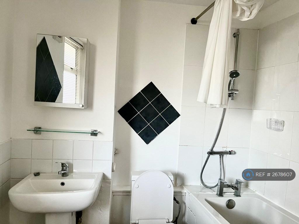 Clean, Full Bathroom Suite