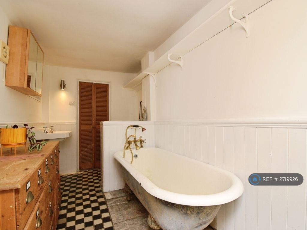 Bathroom (Ground Floor)
