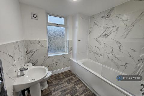 2 bedroom terraced house to rent, Newsome Road, Huddersfield, HD4