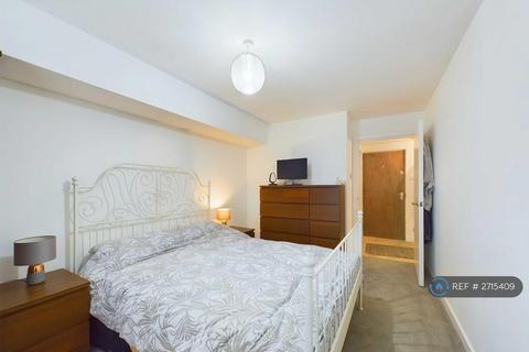 2 bedroom flat to rent, Newly Renovated, London, SE1