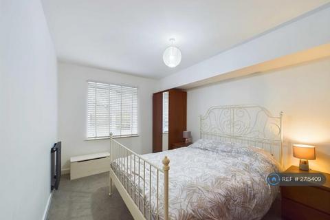 2 bedroom flat to rent, Newly Renovated, London, SE1