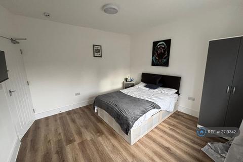 1 bedroom in a house share to rent, Willow Tree Lane, Hayes, UB4