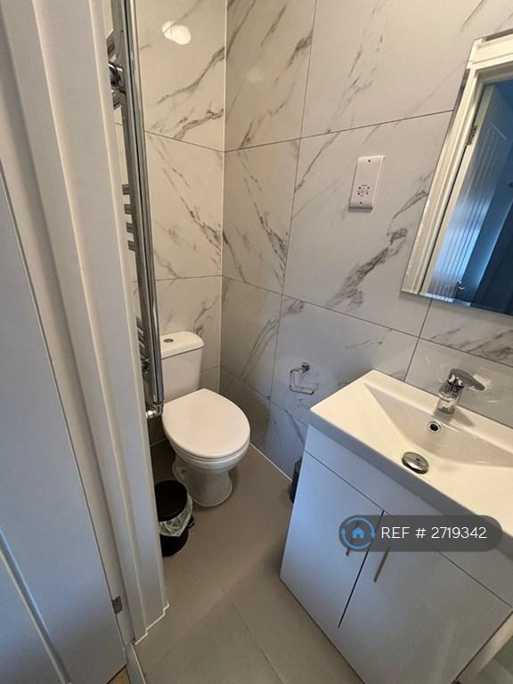 Room 5 Bathroom