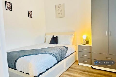 1 bedroom in a house share to rent, Willow Tree Lane, Hayes, UB4