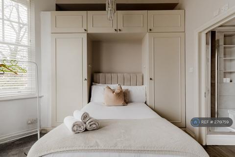 Studio to rent, Fairhazel Gardens, London, NW6