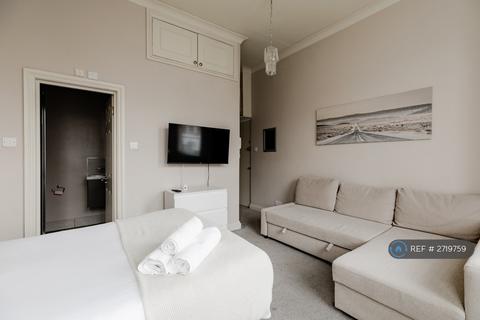 Studio to rent, Fairhazel Gardens, London, NW6